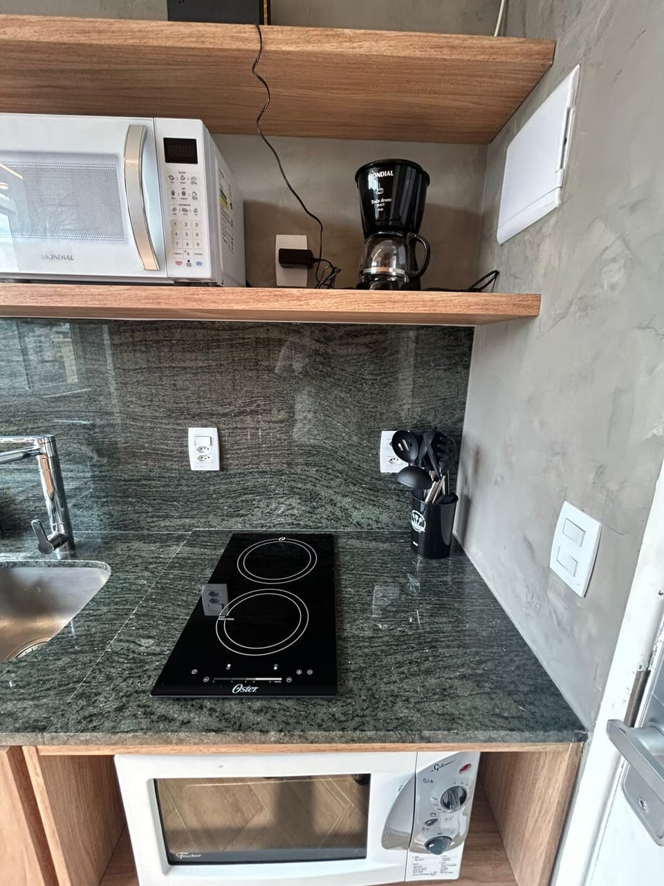 Induction stove, electric grill oven, microwave, sandwich maker, drinkable filtered water, mini-refrigerator, new kitchenware.
