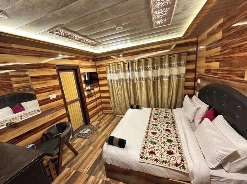 Classic Double Room, Balcony, Mountain View | Free WiFi, bed sheets