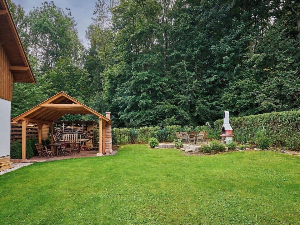 Wood, Garden, Shrub, Cottage, Shade, Backyard, Garden Buildings, Lawn, Landscaping, Yard