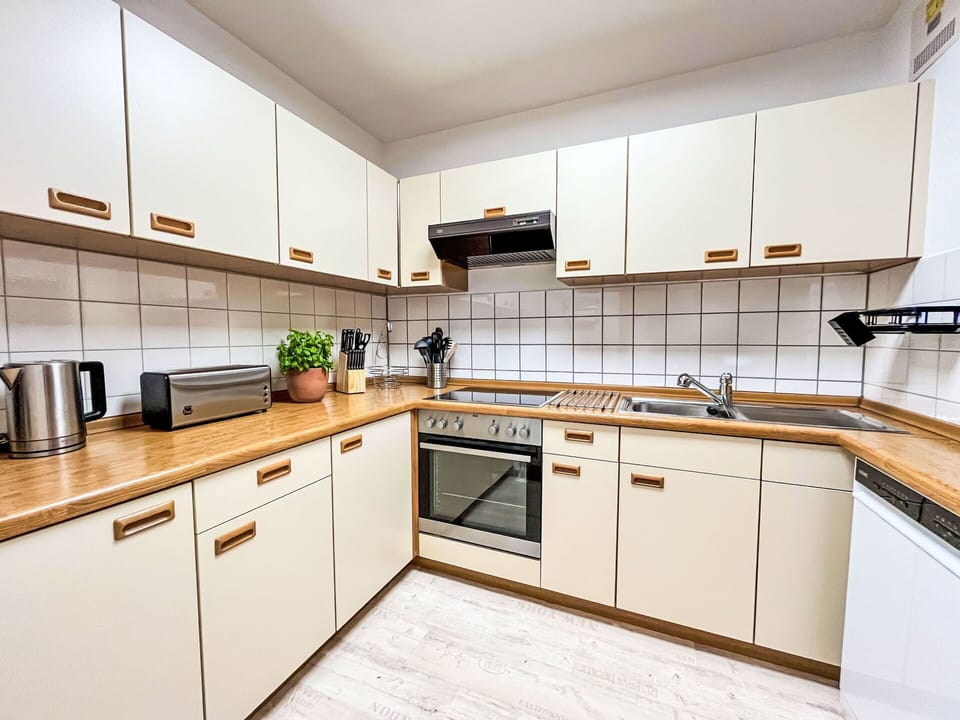 Kitchen, Kitchen Appliance, Countertop, Major Appliance, Wood, Flooring, Cabinetry, Interior Design, Home Appliance, Floor