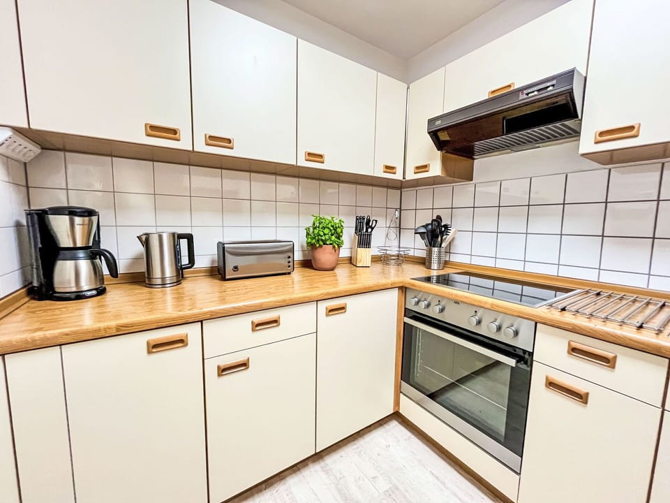 Kitchen, Kitchen Appliance, Major Appliance, Countertop, Wood, Cabinetry, Flooring, Interior Design, Home Appliance, Kitchen Stove