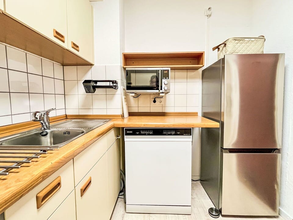 Kitchen Appliance, Kitchen, Major Appliance, Flooring, Wood, Interior Design, Countertop, Home Appliance, Floor, Cabinetry