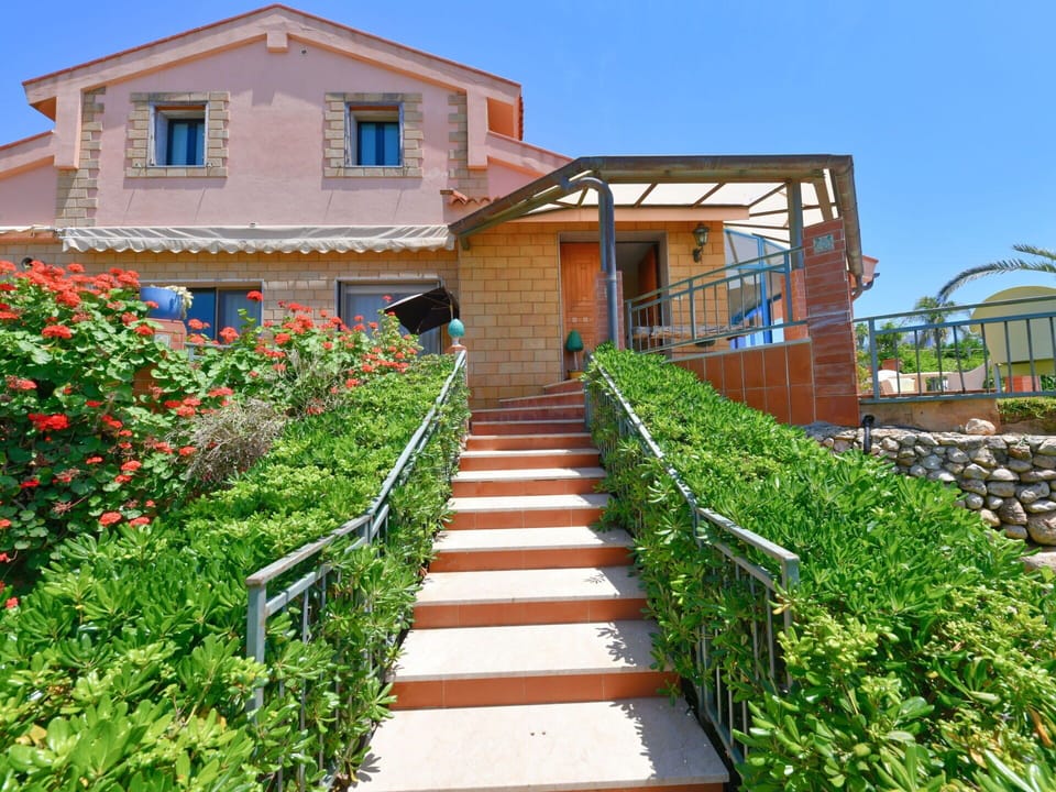 Residential Area, Home, Neighbourhood, Apartment, House, Roof, Human Settlement, Suburb, Winter, Condominium