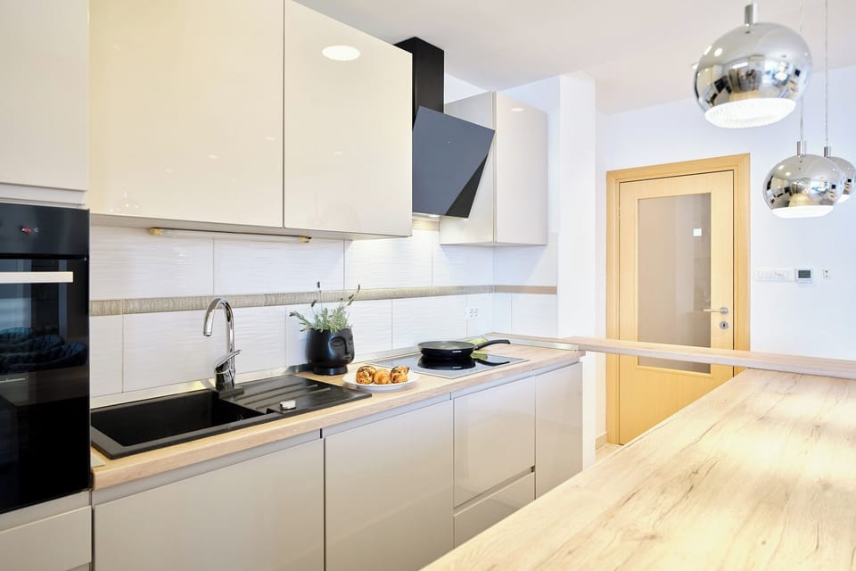 Apartment (3 Bedrooms) | Private kitchen | Oven, stovetop, dishwasher, cookware/dishes/utensils