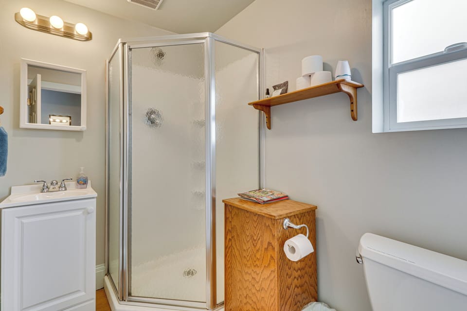 7 Mi to Dtwn Portland: Quiet Yet Central Home Cottage in Beaverton