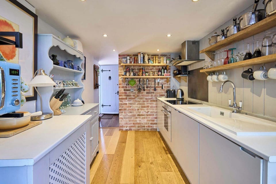 House | 2 bedrooms, desk