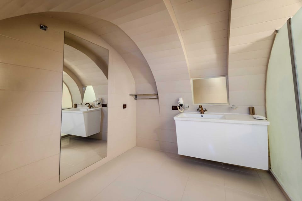 Standard Room | Bathroom | Shower, hair dryer, slippers, towels