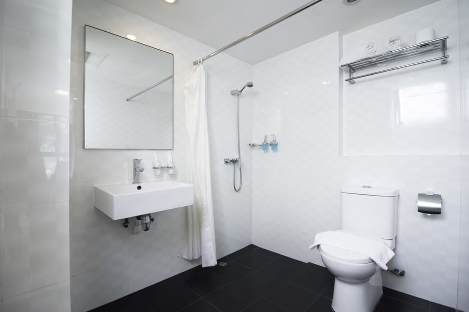 Shower, rainfall showerhead, free toiletries, hair dryer