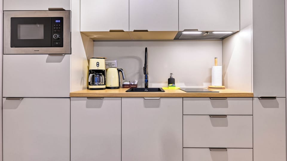 Apartment (3) | Private kitchen | Fridge, stovetop, electric kettle, cookware/dishes/utensils
