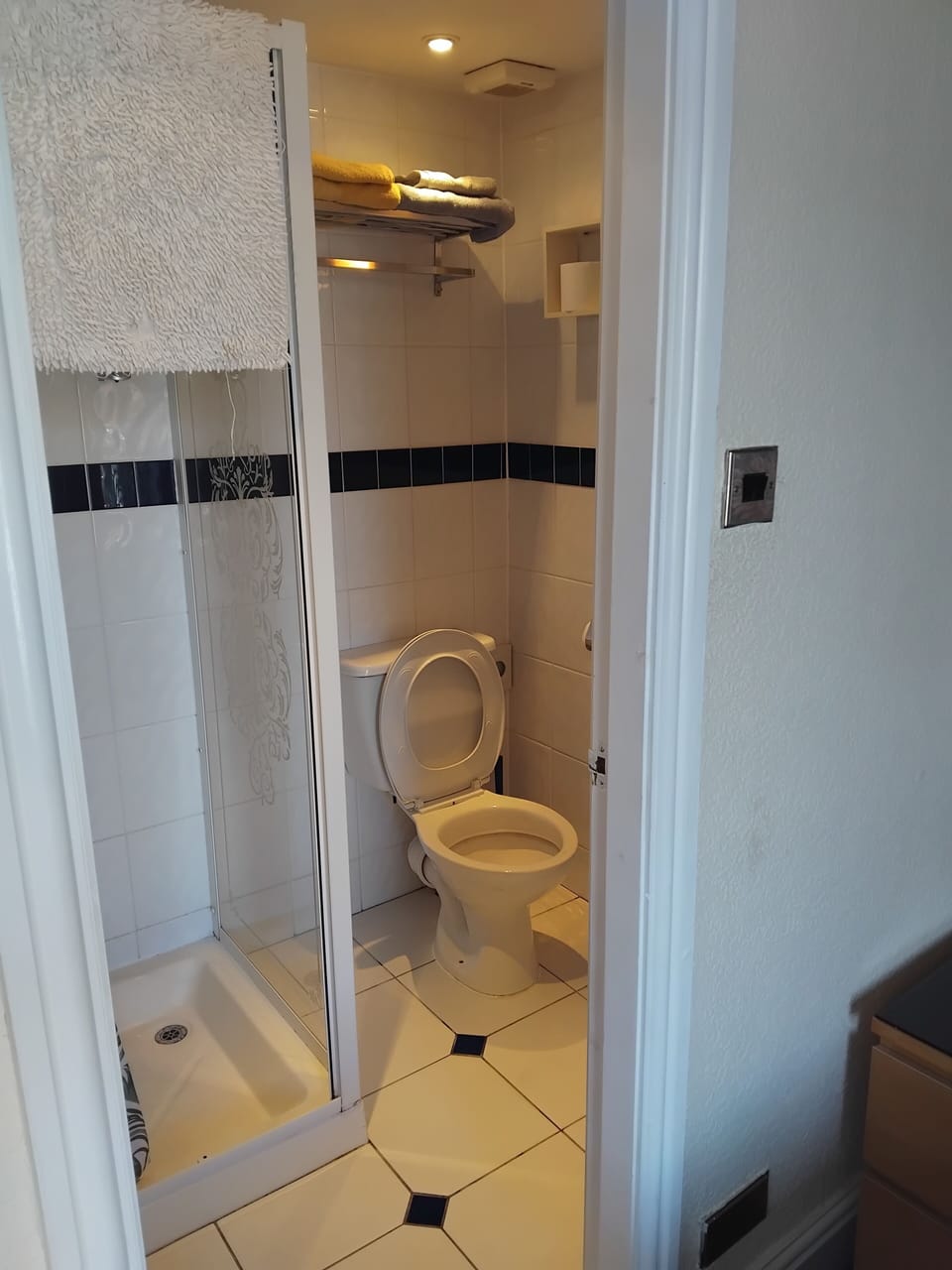 Superior Studio Suite | Bathroom | Free toiletries, hair dryer, towels, soap