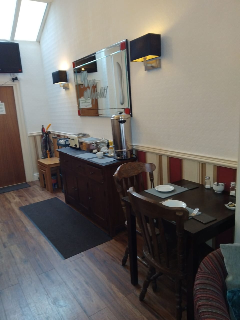 Daily English breakfast (GBP 5.00 per person)