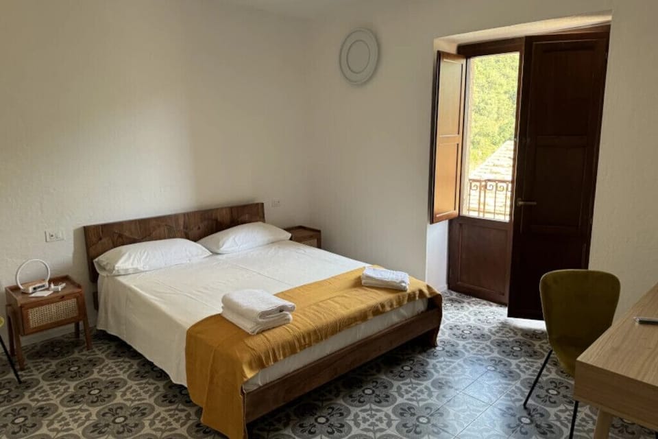 Superior Double Room | Desk, bed sheets