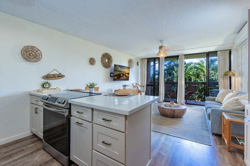 Condo, 1 Bedroom | Private kitchen | Fridge, oven, coffee/tea maker, toaster