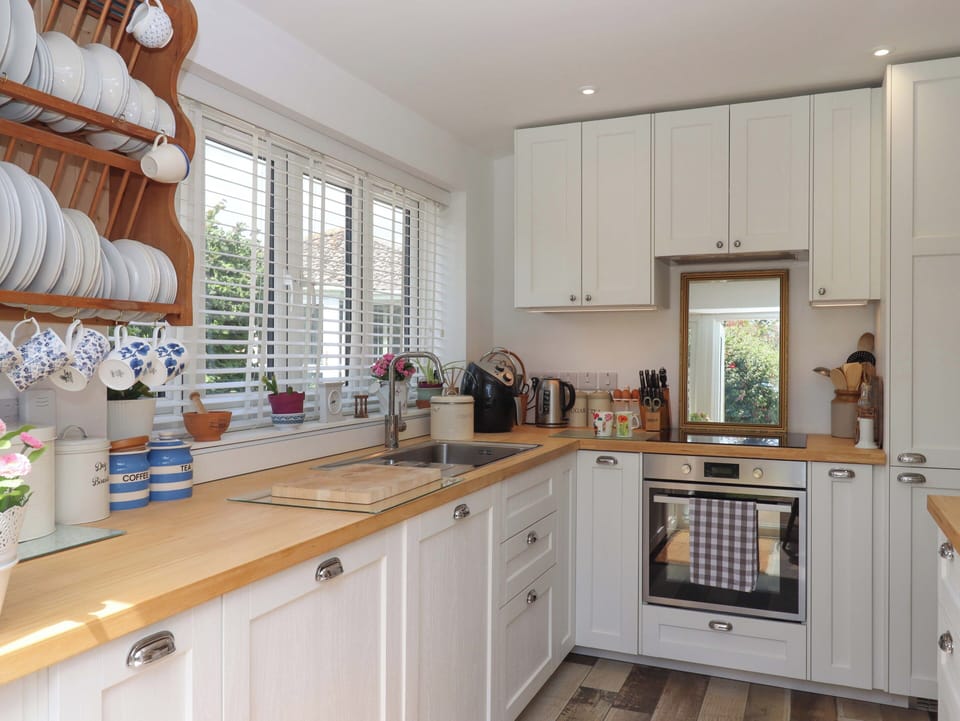 Fridge, dishwasher, cookware/dishes/utensils