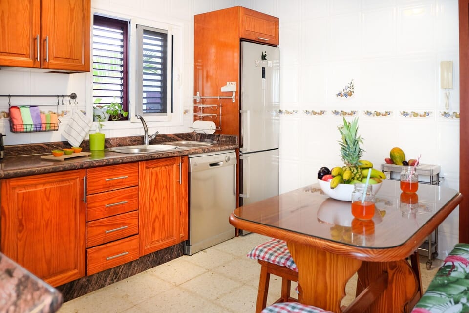 House | Private kitchen | Electric kettle, toaster, cookware/dishes/utensils
