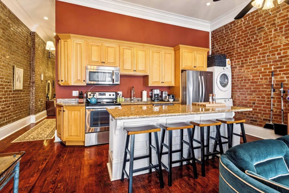Kitchen with Breakfast Bar Seating for 4