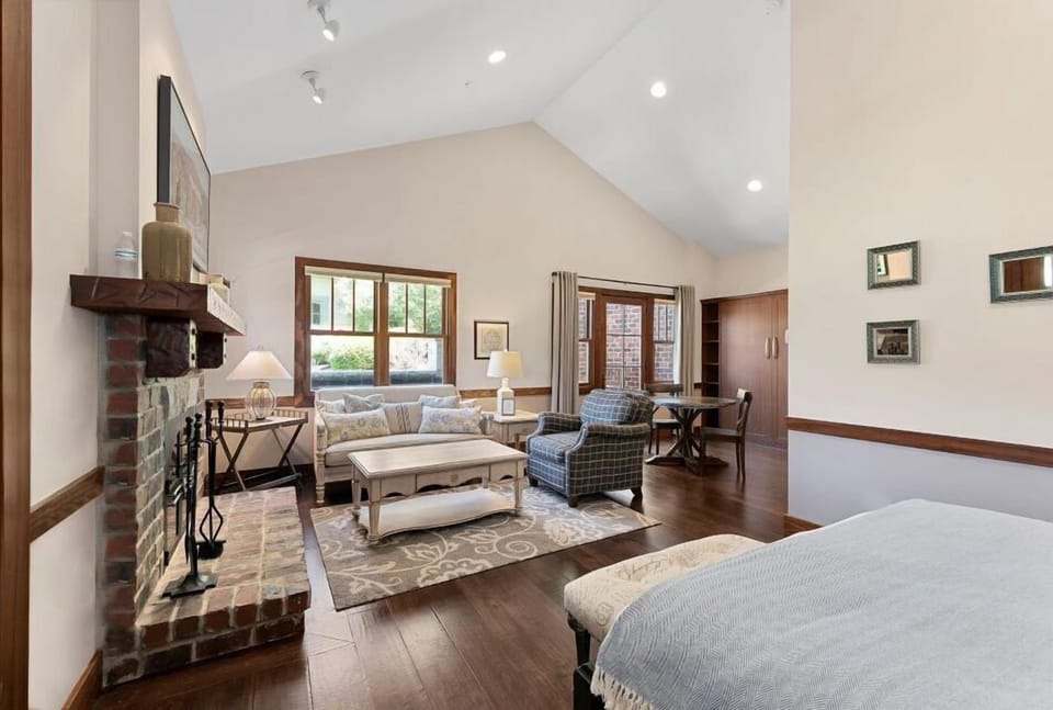 Deluxe Cottage | Living area