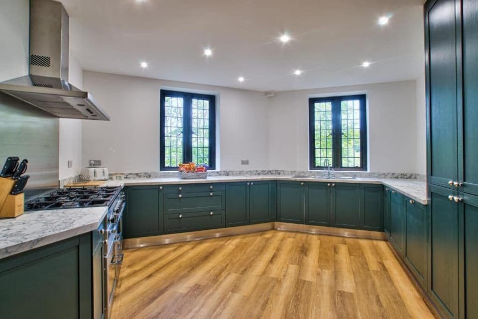 Full-size fridge, microwave, oven, stovetop