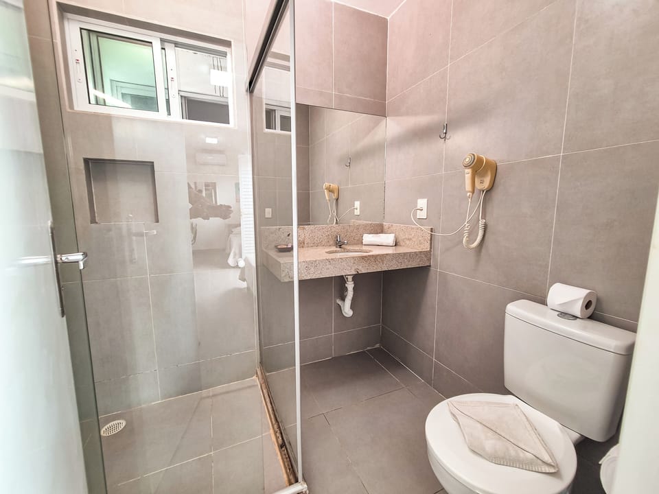 Economy Twin Room, 2 Twin Beds, Annex Building | Bathroom | Shower, free toiletries, towels
