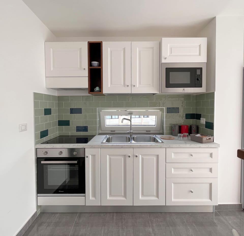 Deluxe Double Room, Balcony | Private kitchen | Shared fridge