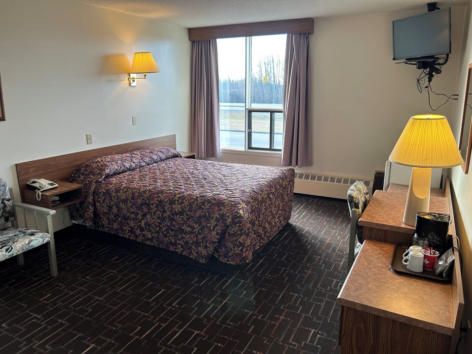 Standard Room, 1 Queen Bed, Non Smoking | Desk, laptop workspace, blackout drapes, WiFi (free)