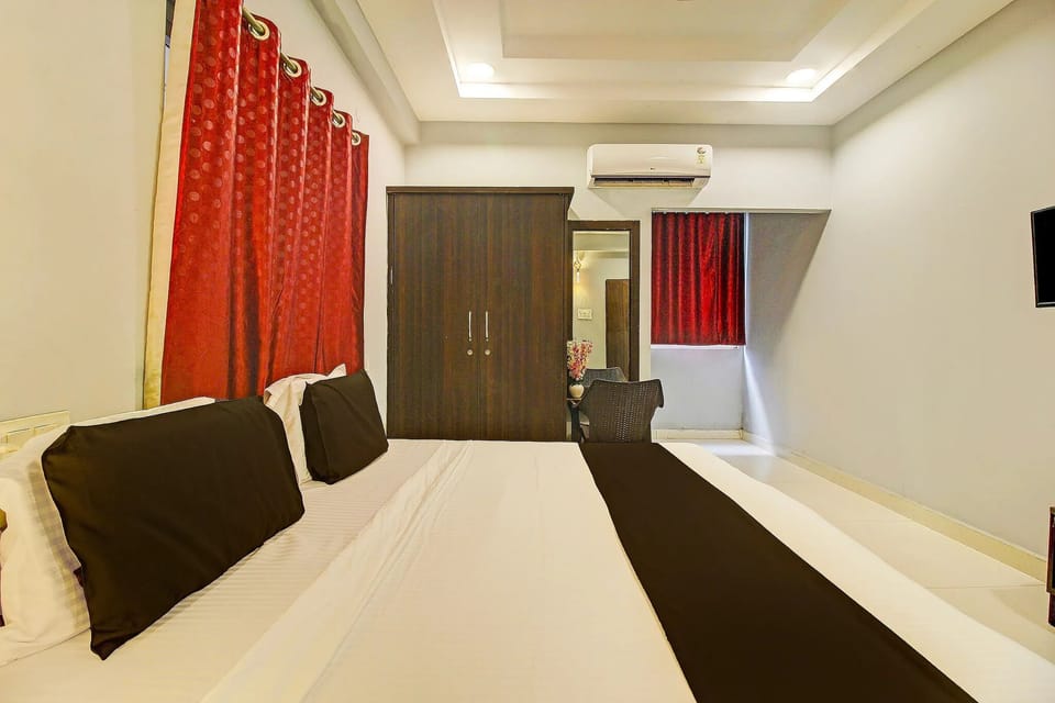 Deluxe Double Room, 1 King Bed, Smoking, City View | Desk, laptop workspace, free WiFi
