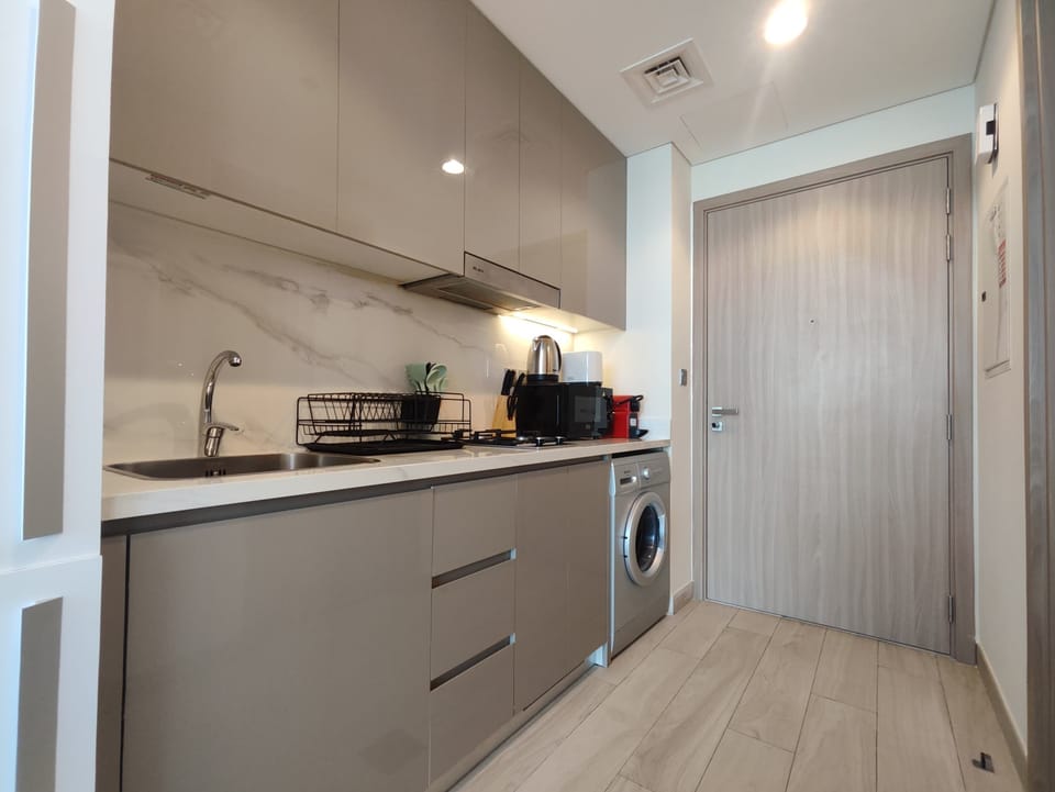Superior Studio Suite, Pool View | Private kitchen | Fridge, microwave, oven, stovetop