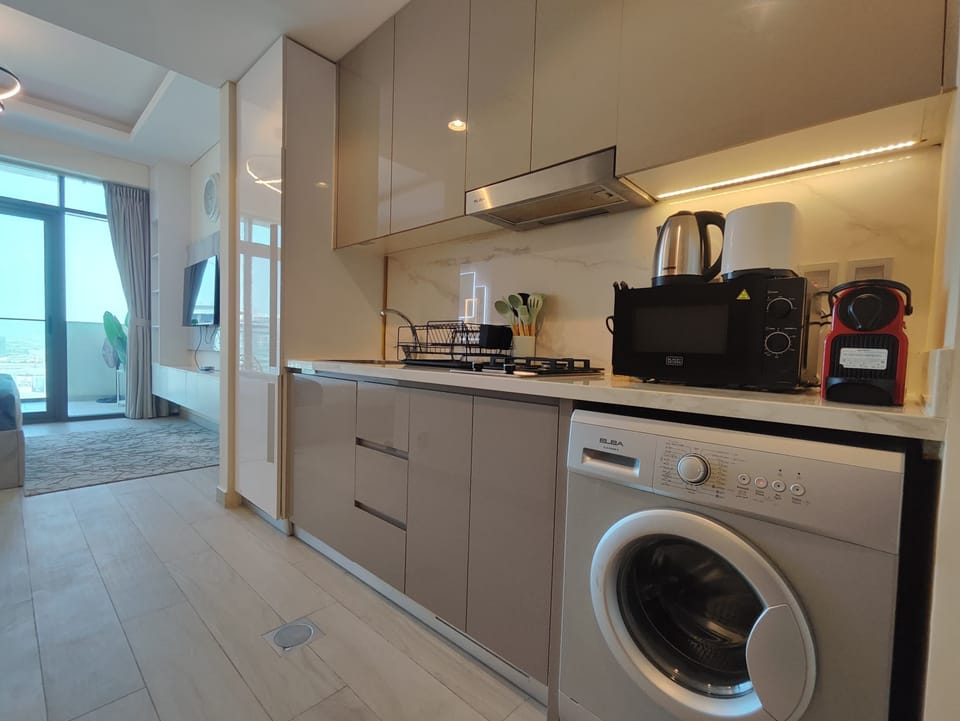 Superior Studio Suite, Pool View | Private kitchen | Fridge, microwave, oven, stovetop