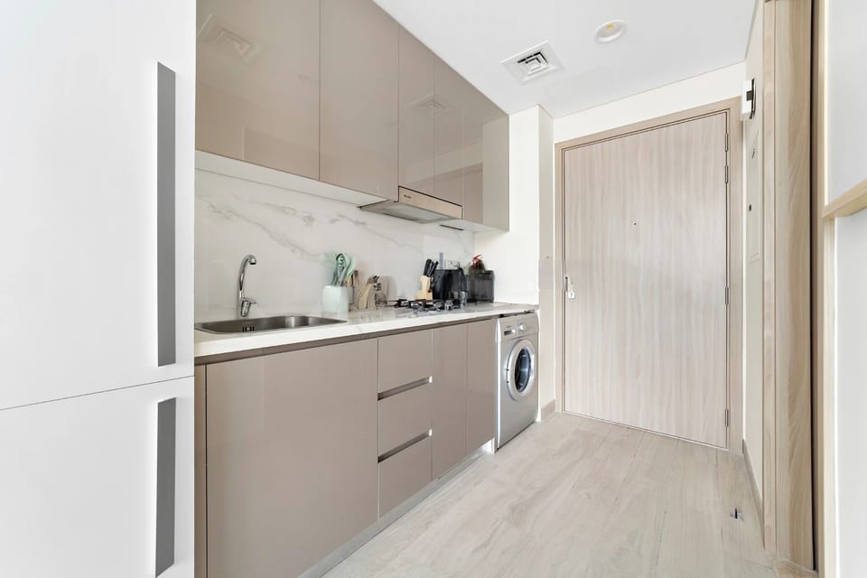 Superior Studio Suite, Pool View | Private kitchen | Fridge, microwave, oven, stovetop