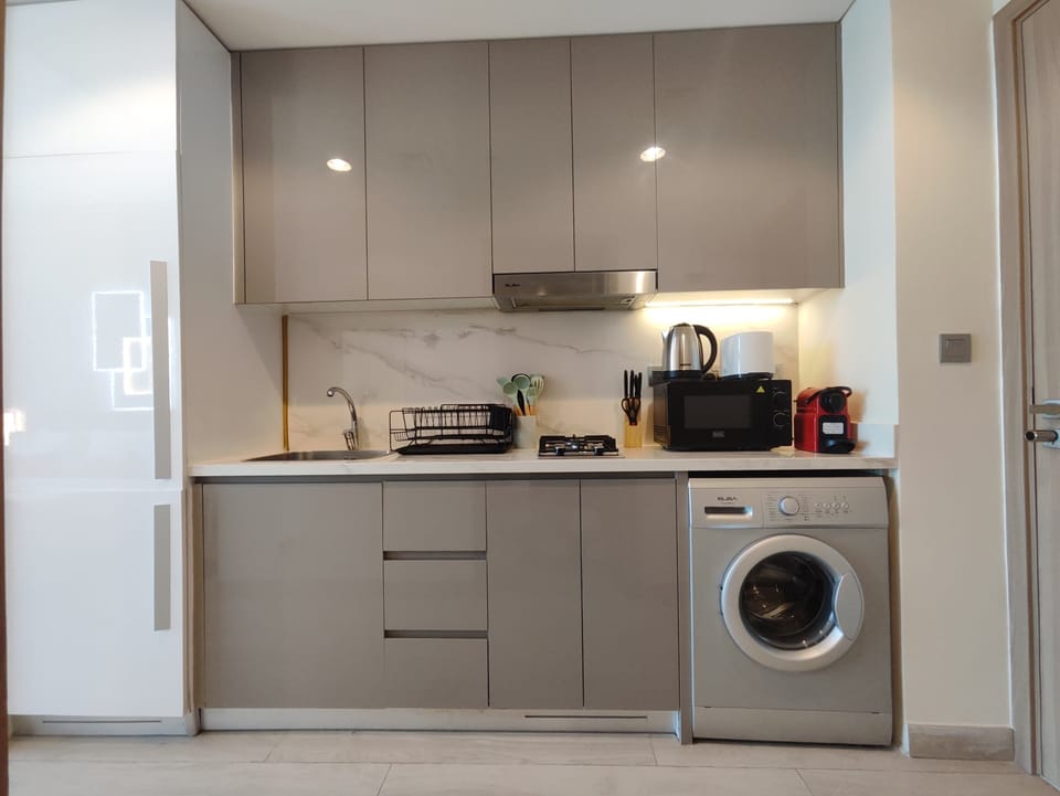 Superior Studio Suite, Pool View | Private kitchen | Fridge, microwave, oven, stovetop