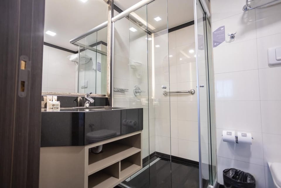 Luxury Suite | Bathroom | Shower, hair dryer, towels, soap