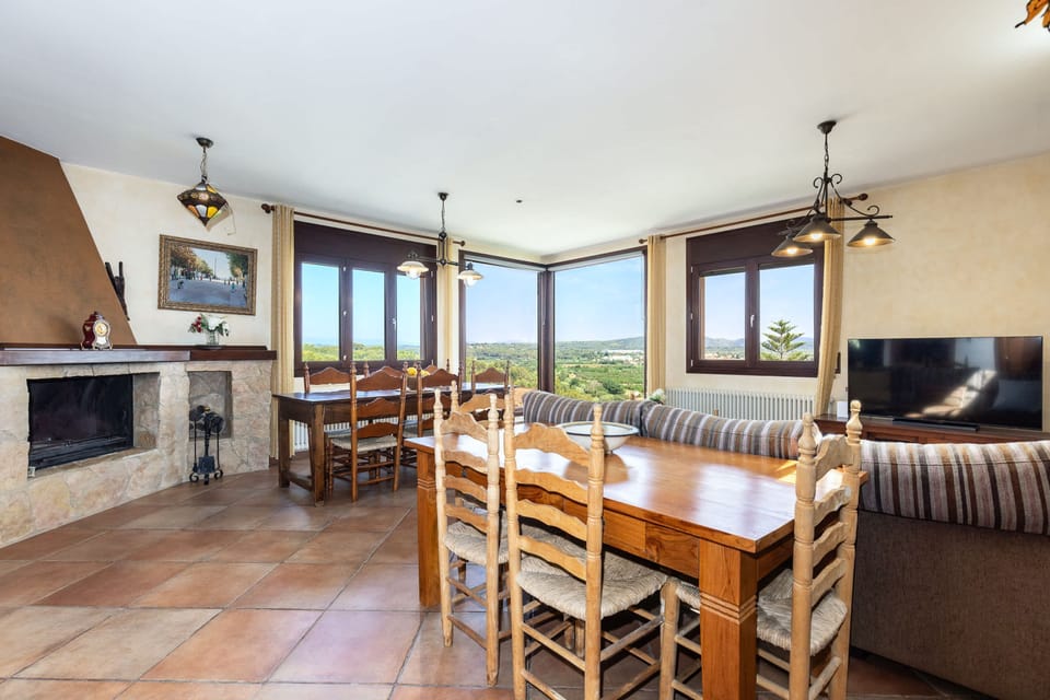 House | 5 bedrooms, high-speed internet