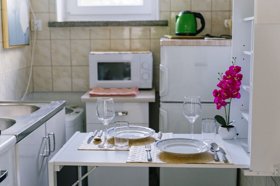 Dining Area in the Kitchen | Book Now with RENTUJEMY.COM