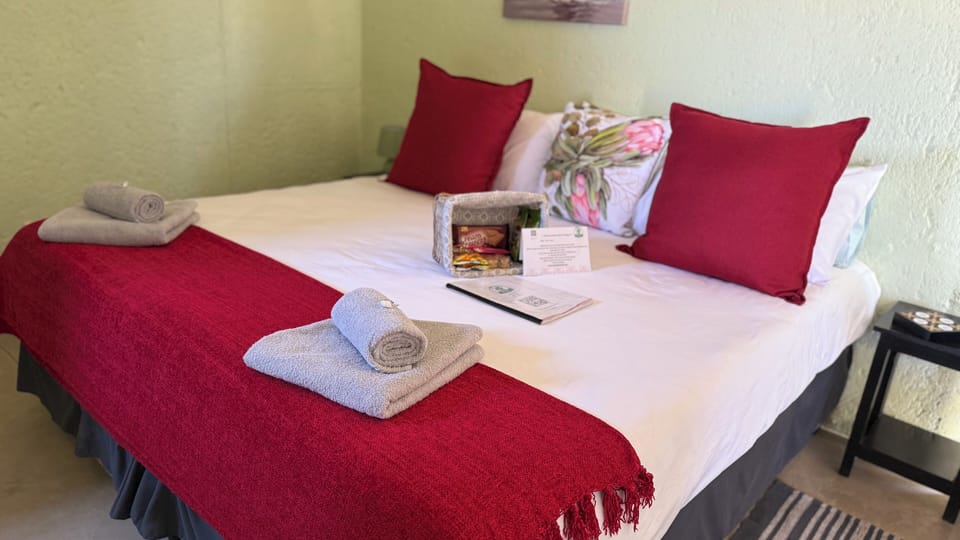 Double Room, Garden View | Laptop workspace, blackout drapes, WiFi (free)