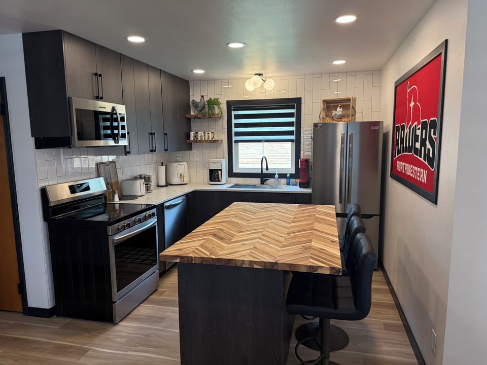 Full Kitchen With Eat-in Island