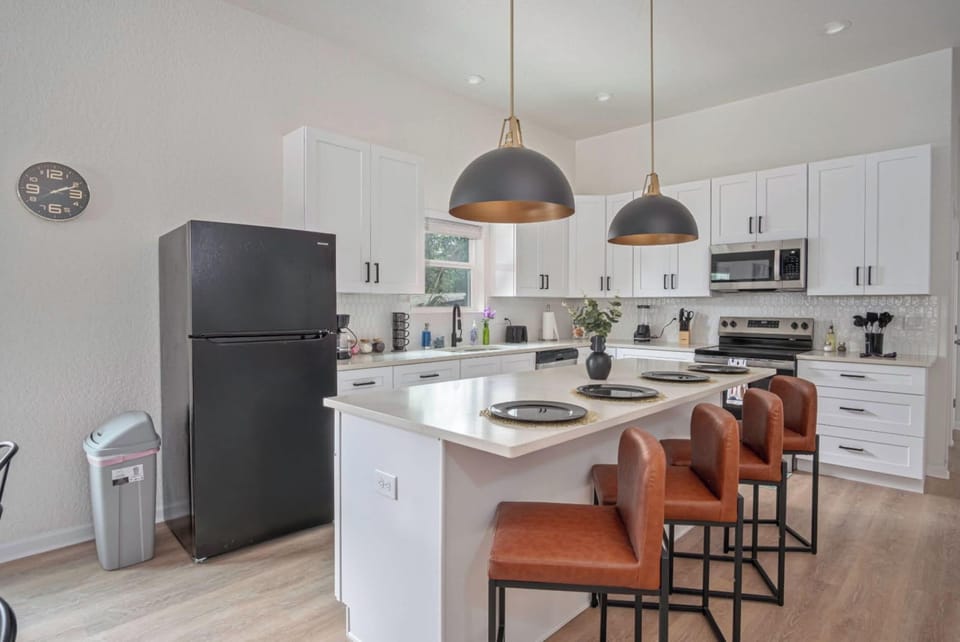 House (4 Bedrooms) | Private kitchen | Microwave, oven, stovetop, dishwasher