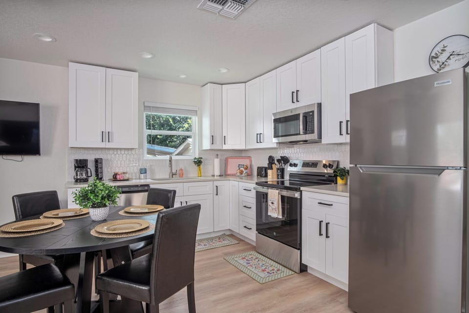 House (2 Bedrooms) | Private kitchen | Microwave, oven, stovetop, dishwasher