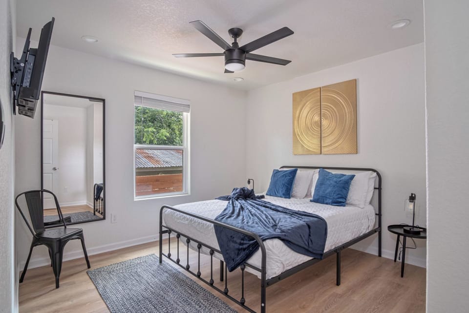 House (2 Bedrooms) | 2 bedrooms, laptop workspace, iron/ironing board, bed sheets