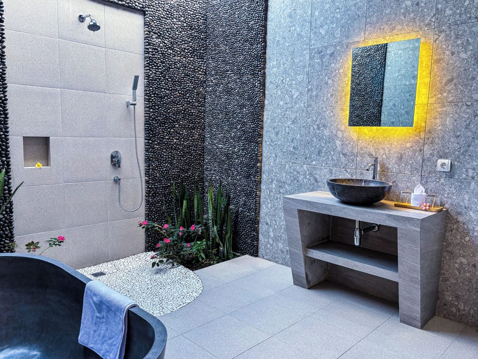 Deluxe Room, Air conditioning, Mountain View | Bathroom | Free toiletries, slippers, soap, shampoo