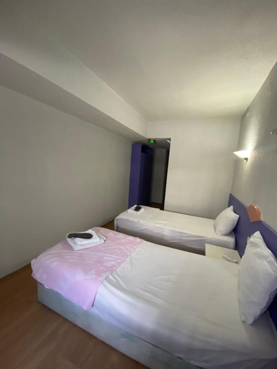 Classic Twin Room | Desk, laptop workspace, bed sheets
