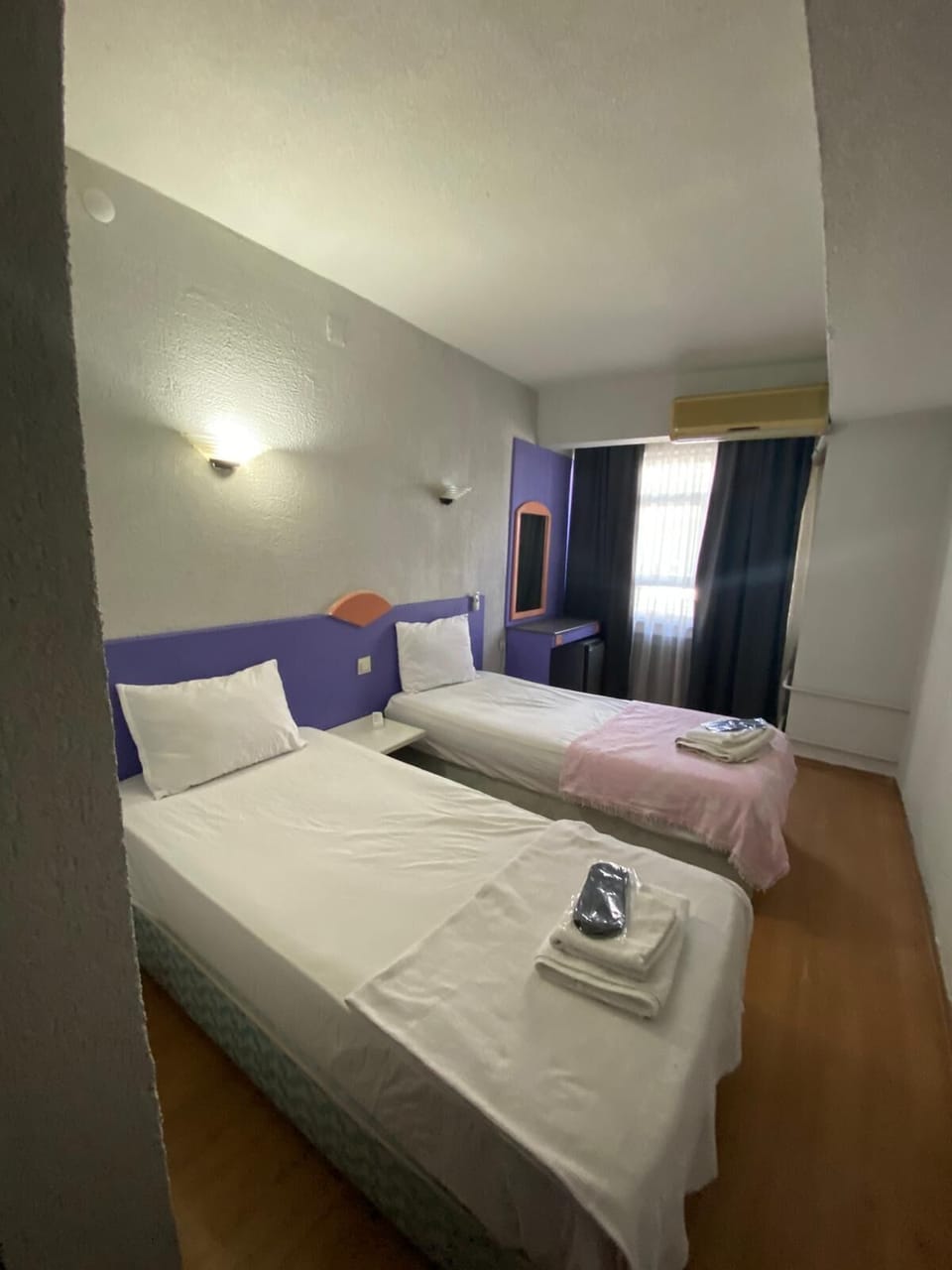 Classic Twin Room | Desk, laptop workspace, bed sheets