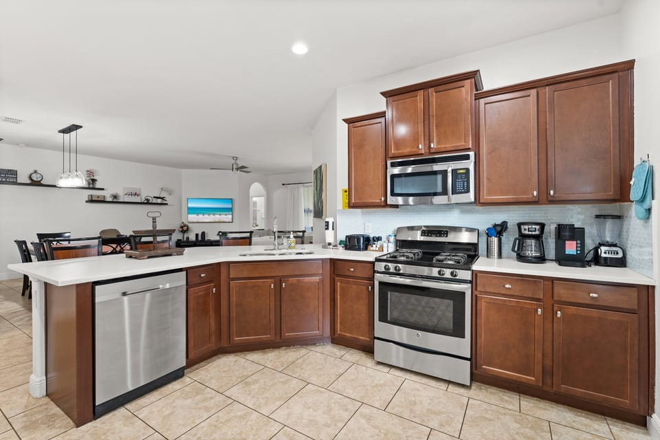 kitchen view showing spacious kitchen and major appliances