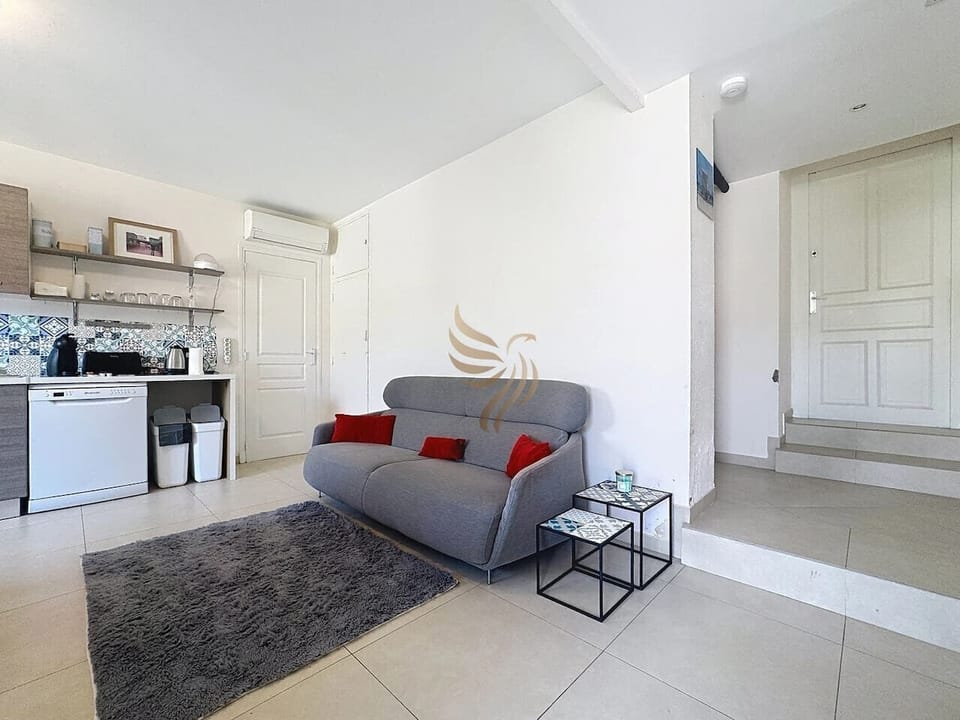 Séjour lumieux avec décoration moderne.