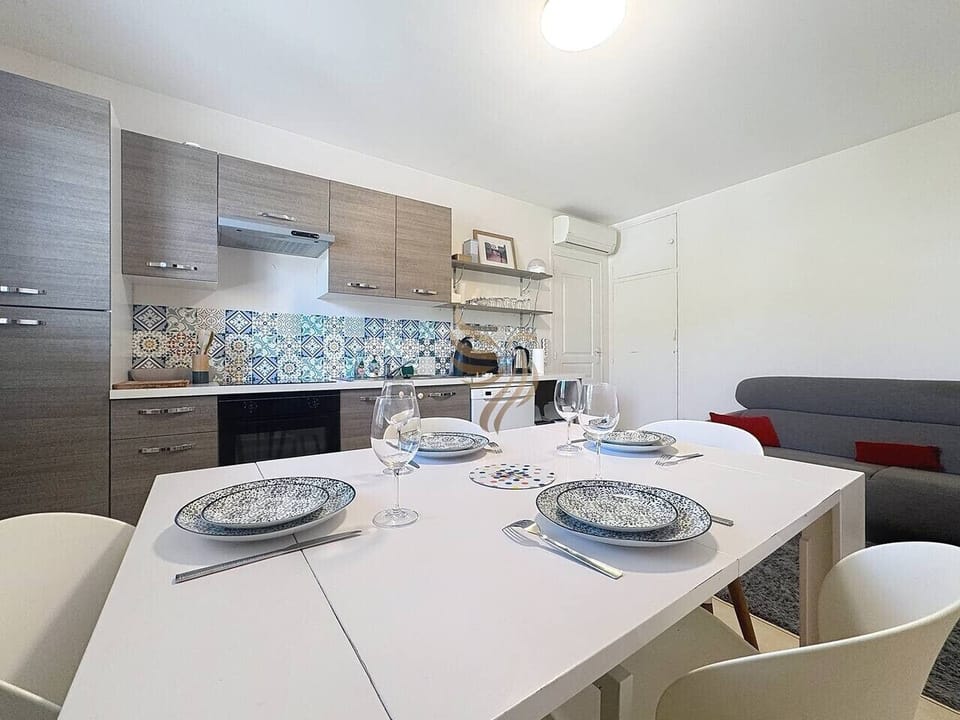 La cuisine moderne avec son coin repas confortable, idéal pour des repas conviviaux.
