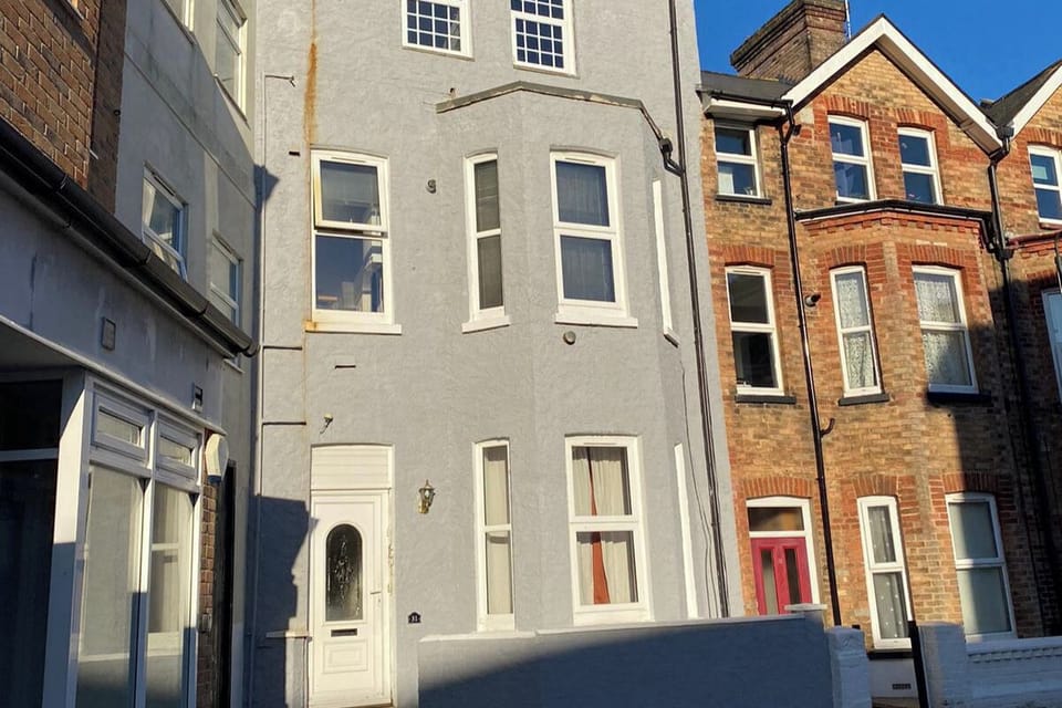 Grey building with 4 flats