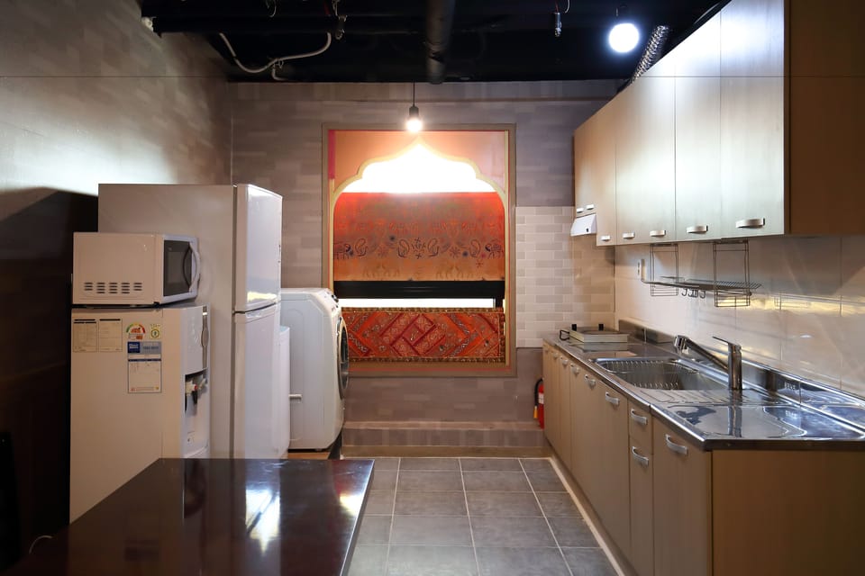 Fridge, coffee/tea maker