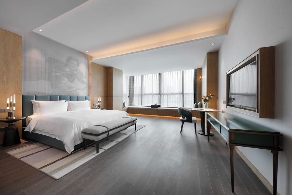 Business King Room | Desk, blackout drapes, soundproofing, iron/ironing board (on request)