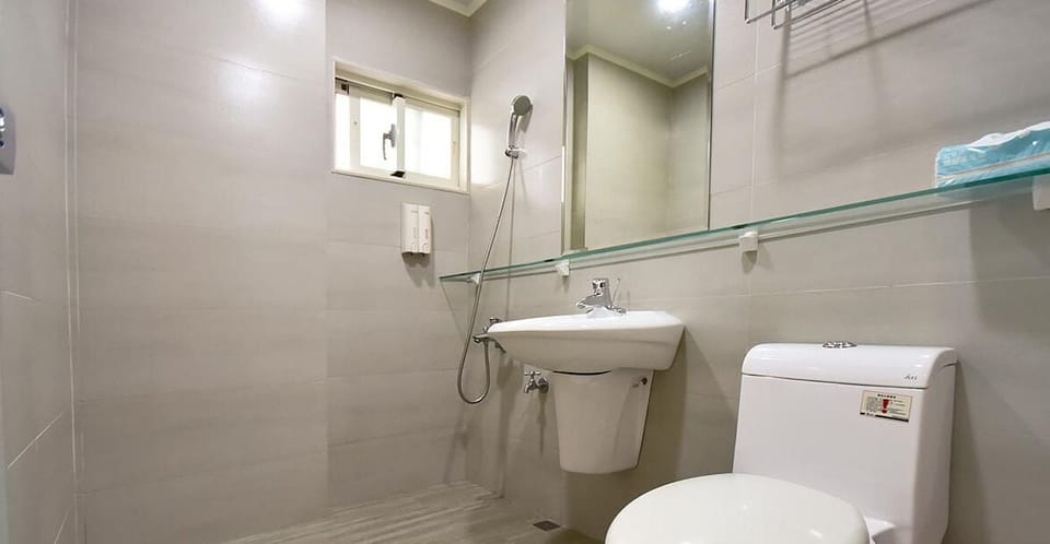 Comfort Quadruple Room | Bathroom | Shower, hair dryer, towels, shampoo
