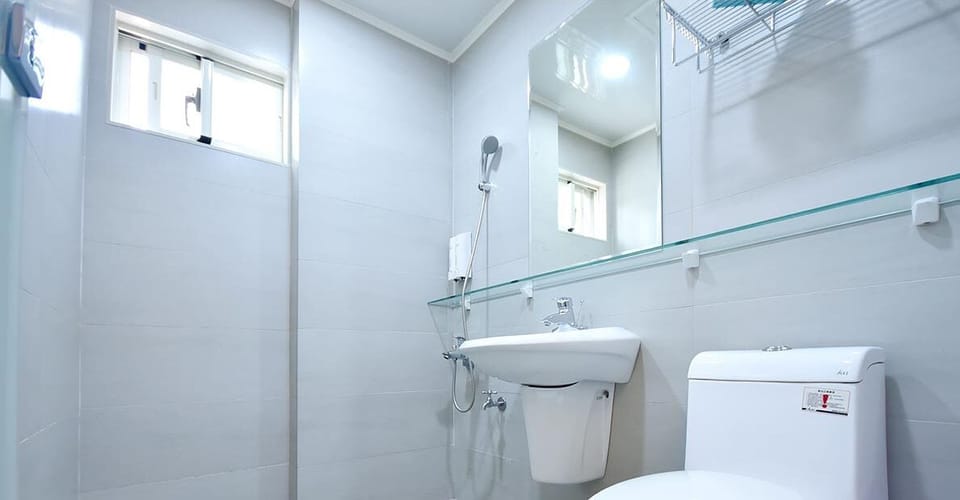 Comfort Double Room | Bathroom | Shower, hair dryer, towels, shampoo