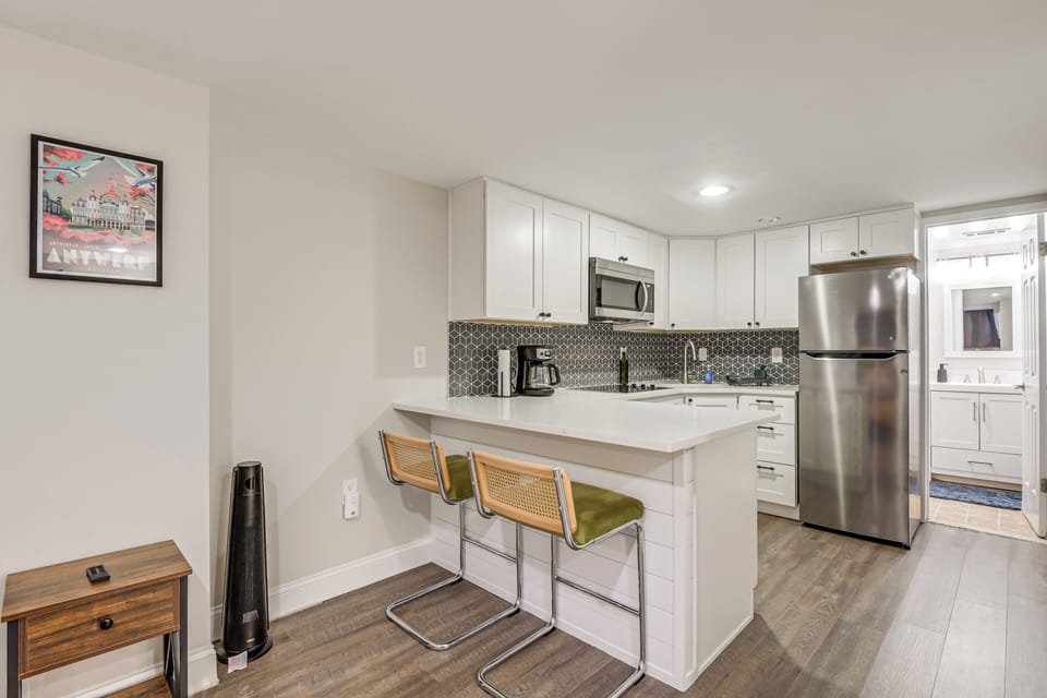 Kitchenette | Stove | Microwave